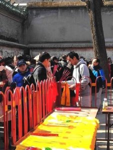 ​周冬雨白云观烧香祈福被偶遇 素颜现身超低调