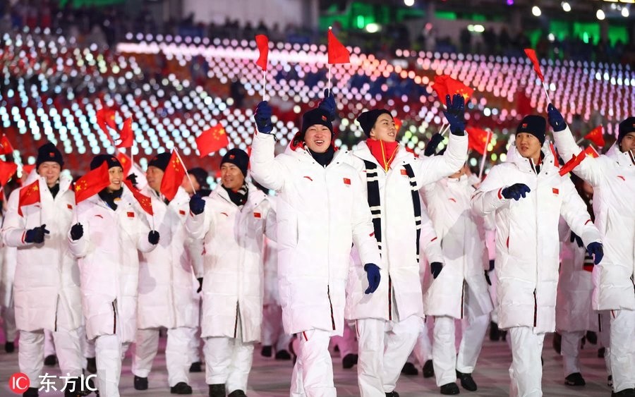 冬奥会开幕式：周洋挥舞国旗率领中国代表团入场