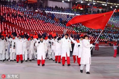 ​冬奥会开幕式：周洋挥舞国旗率领中国代表团入场