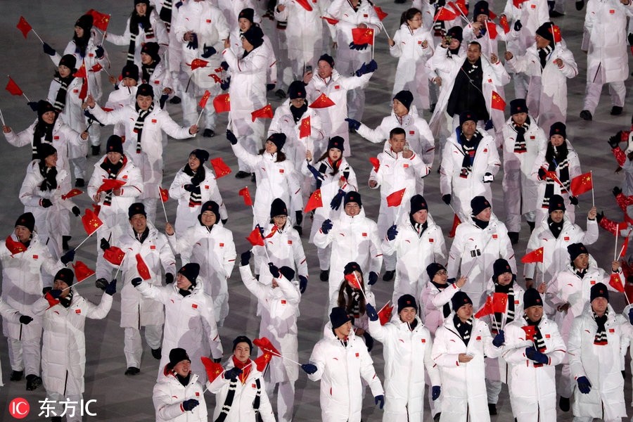 冬奥会开幕式：周洋挥舞国旗率领中国代表团入场