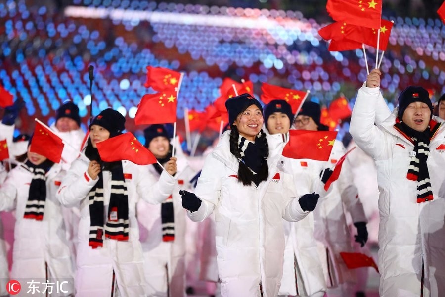 冬奥会开幕式：周洋挥舞国旗率领中国代表团入场