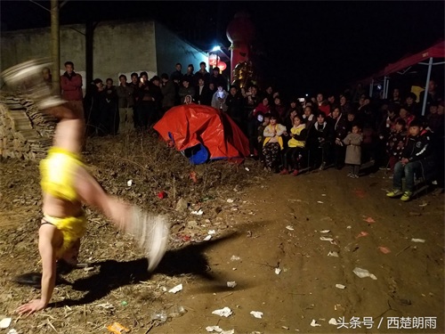 实拍恶俗农村艳舞 观众大多是老人和儿童