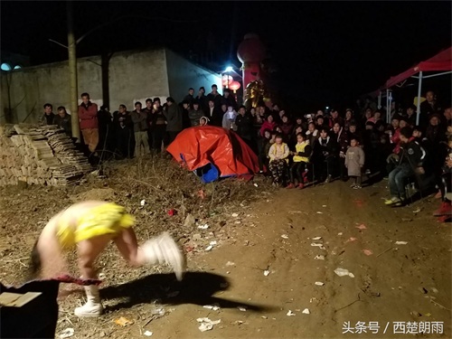 实拍恶俗农村艳舞 观众大多是老人和儿童