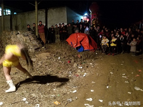 实拍恶俗农村艳舞 观众大多是老人和儿童