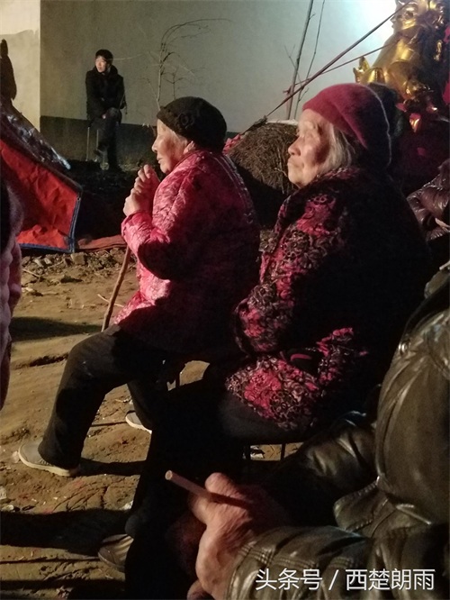 实拍恶俗农村艳舞 观众大多是老人和儿童