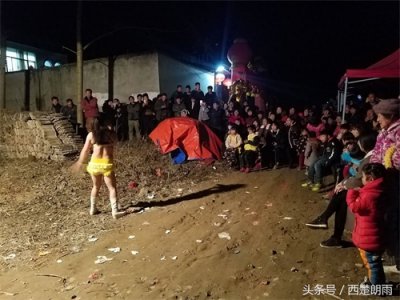 ​实拍恶俗农村艳舞 观众大多是老人和儿童