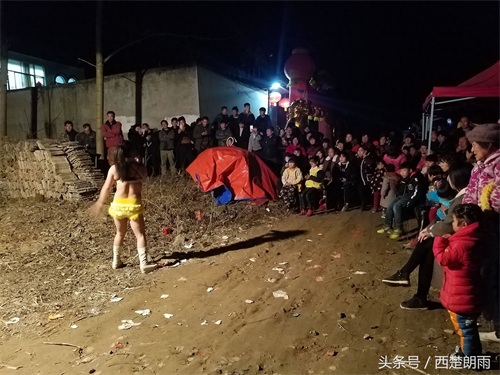 实拍恶俗农村艳舞 观众大多是老人和儿童
