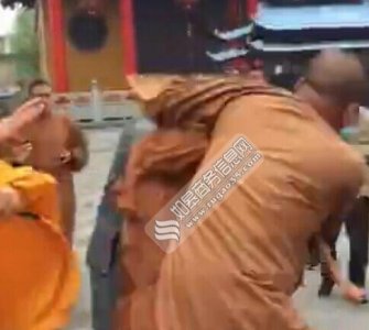 ​扬州三名和尚打架场面火爆 掐成一团手法凶狠与流氓地痞无异