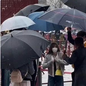 ​41岁王心凌现状：大眼睛雨中漫步故宫，网友纷纷为她「遮雨」