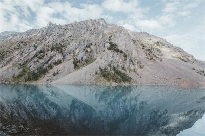 ​女子求对，上联：桃红复含宿雨。高才请赐对