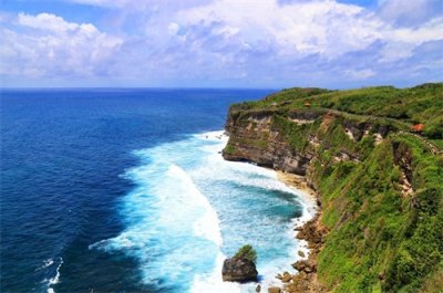 ​恋人岬又称为情人崖，是关岛最有名的旅游景点