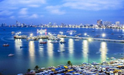 ​位于泰国芭提雅市曼谷湾，是优良海滨浴场，有“东方夏威夷”之称