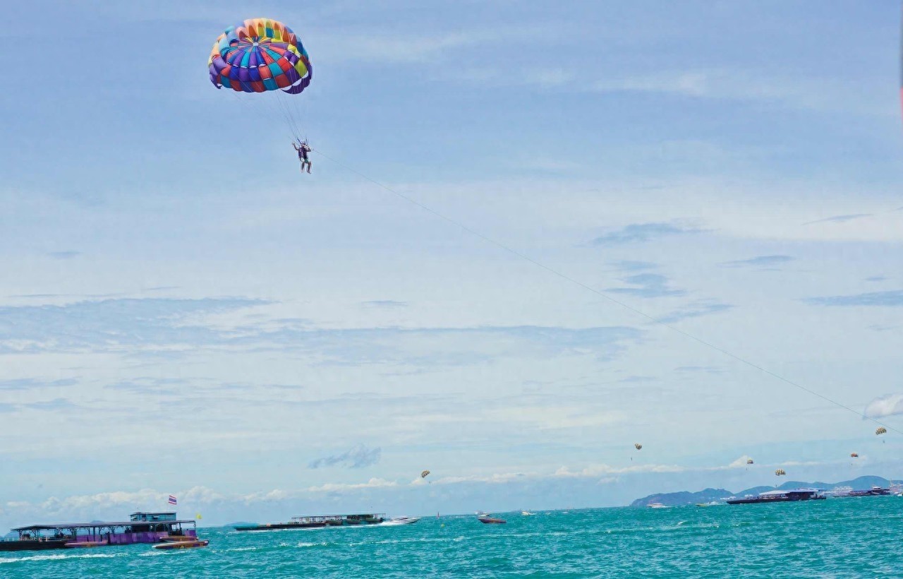 位于泰国芭提雅市曼谷湾,是优良海滨浴场,有“东方夏威夷”之称