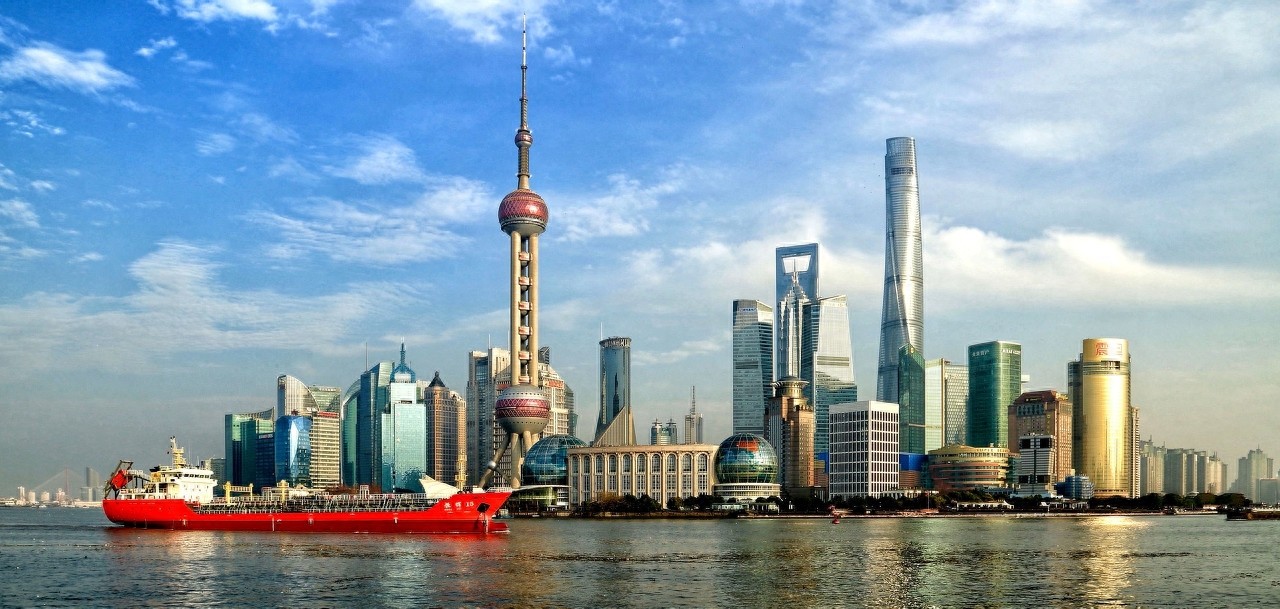 黄浦江全长约113千米,河宽300-700米,是中国上海重要的水道