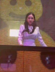 ​网红一姐潘南奎酒吧捞金，颜值惊艳排场大，遭众人围拍裙底险走光