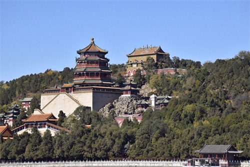 万寿山高58.59米,海拔108.94米,为北京知名景点之一