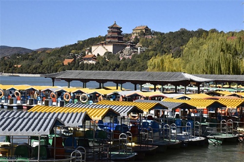 万寿山高58.59米,海拔108.94米,为北京知名景点之一