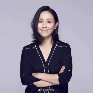 ​龙丹妮不再担任哇唧唧哇实际控制人，该公司旗下艺人包括周震南、毛不易等