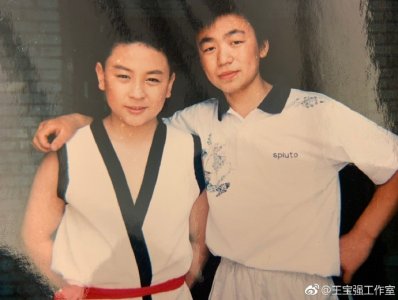 ​王宝强释小龙同框颁奖 二人青涩旧照曝光身高遭调侃