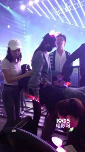 ​婚后回国忙追星？网友演唱会偶遇唐嫣一脸迷妹笑