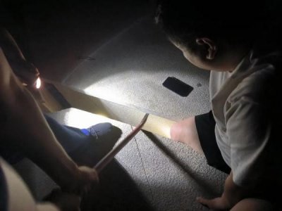 ​男子走夜路不慎脚卡道路缝隙 消防紧急救援