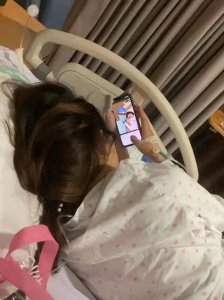 ​女子顺产时，宫口开了6指手上插着针头输液还能淡定P图