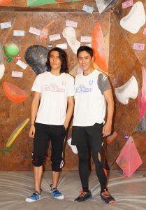 ​马德钟父子罕合体亮相，23岁儿子留长发更狂野，比53岁父亲还老气