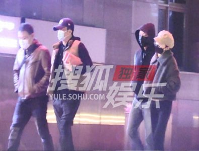 ​吴京谢楠凌晨和友人聚餐，全程保持距离对话，走路姿势豪迈似兄弟