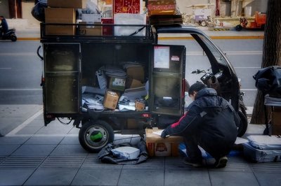 ​送快递也要大专学历？顺丰快递出新规，网友：挑挑拣拣还是人太多