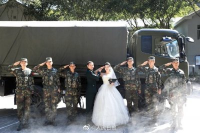 ​高颜值组图暴击！火箭军官兵战地婚纱照大片