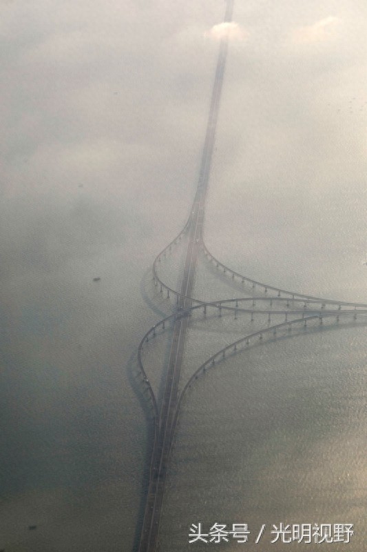 山东青岛：在飞机上俯瞰胶州湾跨海大桥，景色震撼