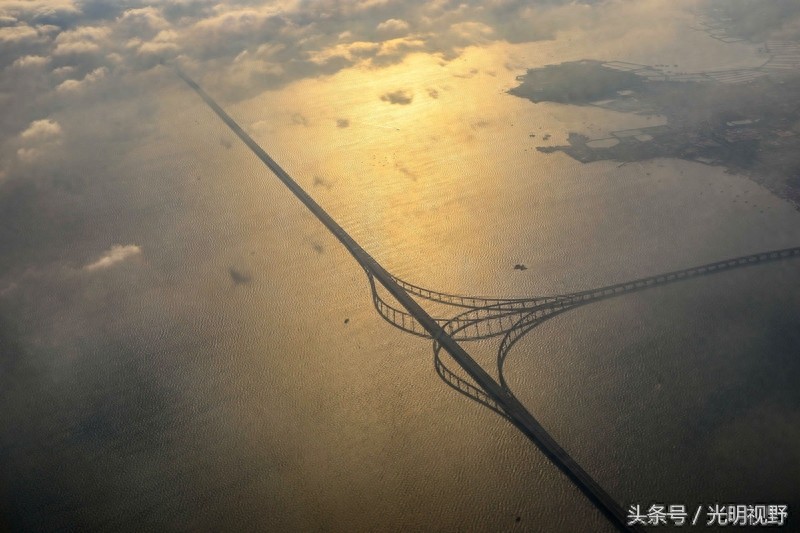 山东青岛：在飞机上俯瞰胶州湾跨海大桥，景色震撼
