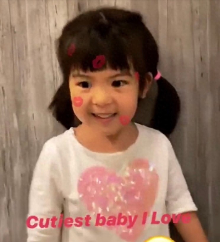 波妞萌照四连拍，对着镜头卖萌，笑起来太治愈