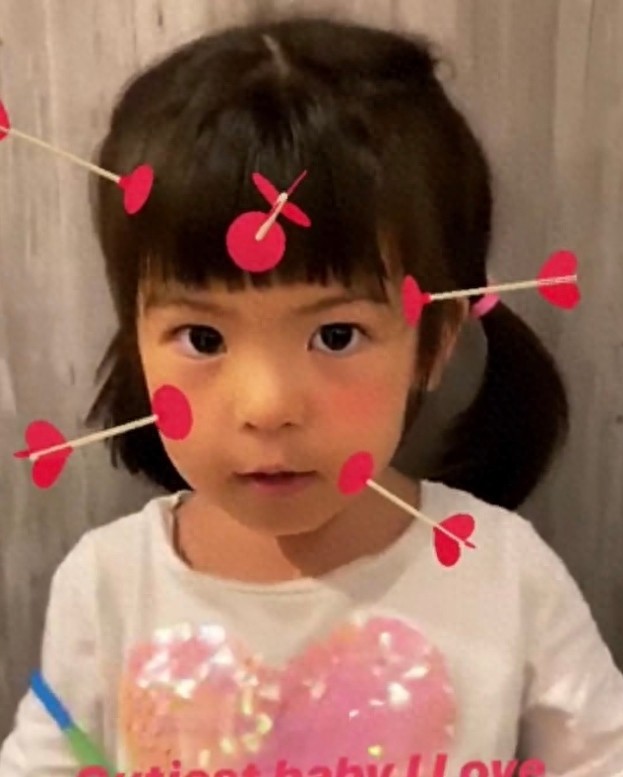 波妞萌照四连拍，对着镜头卖萌，笑起来太治愈