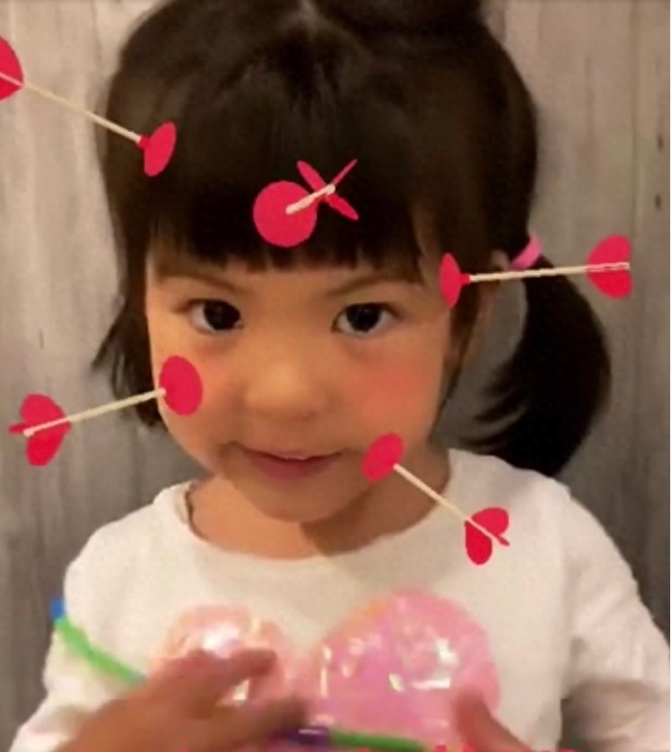 波妞萌照四连拍，对着镜头卖萌，笑起来太治愈