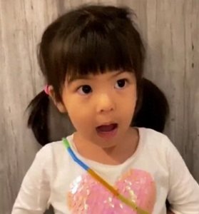 ​波妞萌照四连拍，对着镜头卖萌，笑起来太治愈