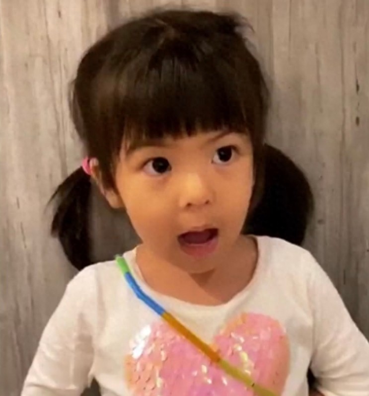 波妞萌照四连拍，对着镜头卖萌，笑起来太治愈