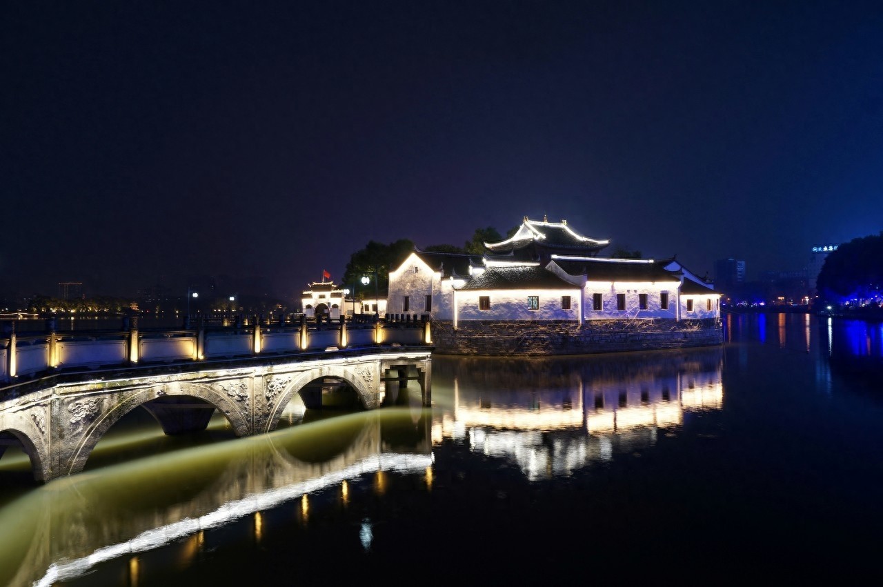 烟水亭位于江西省九江市长江南岸，为江西省九江市著名景点之一