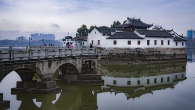 ​烟水亭位于江西省九江市长江南岸，为江西省九江市著名景点之一