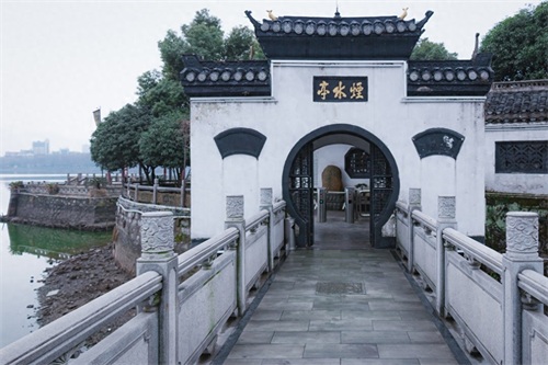 烟水亭位于江西省九江市长江南岸，为江西省九江市著名景点之一