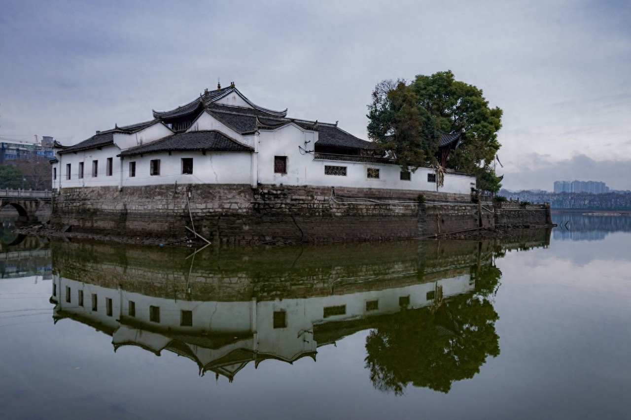 烟水亭位于江西省九江市长江南岸，为江西省九江市著名景点之一
