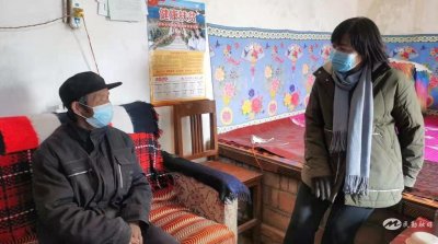 ​黄霓到东湖镇走访慰问困难群众