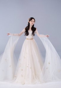 ​何泓姗穿婚纱表情灵动秀笑容甜 风格百变大秀美腿