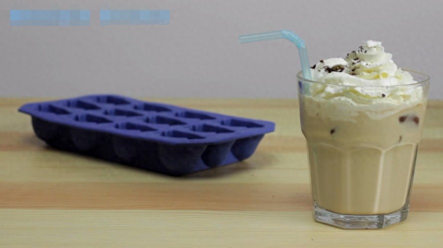 不用1分钟就能做出冰咖啡，成品冰镇可口又好看