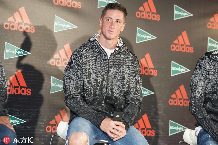 33岁的托雷斯参加活动 一眼望去还是年少的模样