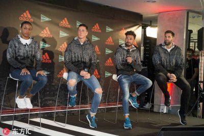 ​33岁的托雷斯参加活动 一眼望去还是年少的模样