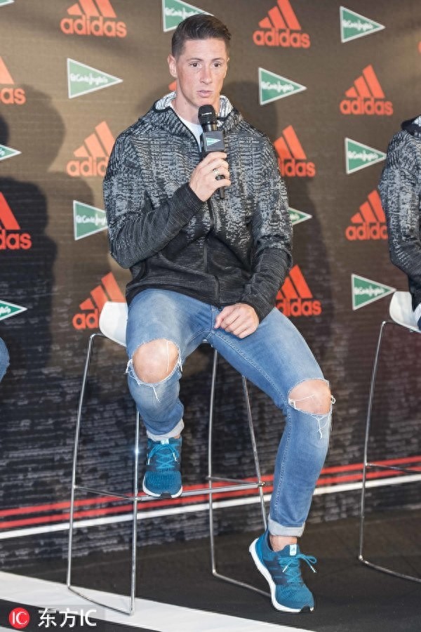 33岁的托雷斯参加活动 一眼望去还是年少的模样