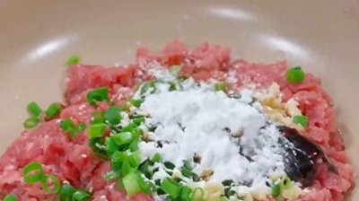 ​金黄酥脆的炸藕盒，一口咬下去，满满的幸福感！