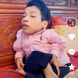 ​轮椅总裁李创利：29岁狂赚3亿身家，娶170女秘书，今儿子比他还高