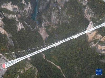 ​湖南张家界：玻璃桥上赏风景